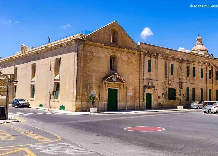 Cozy Corner House In Valletta - Authentic!